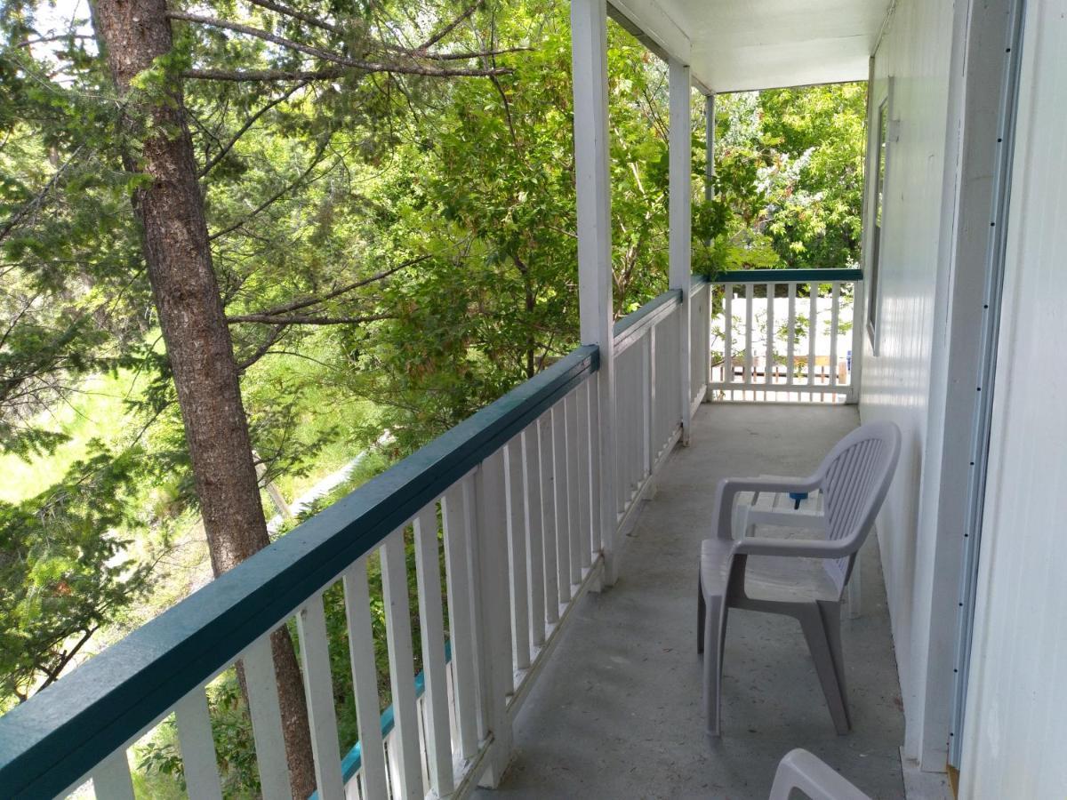 Appletree Inn Radium Hot Springs Exterior photo