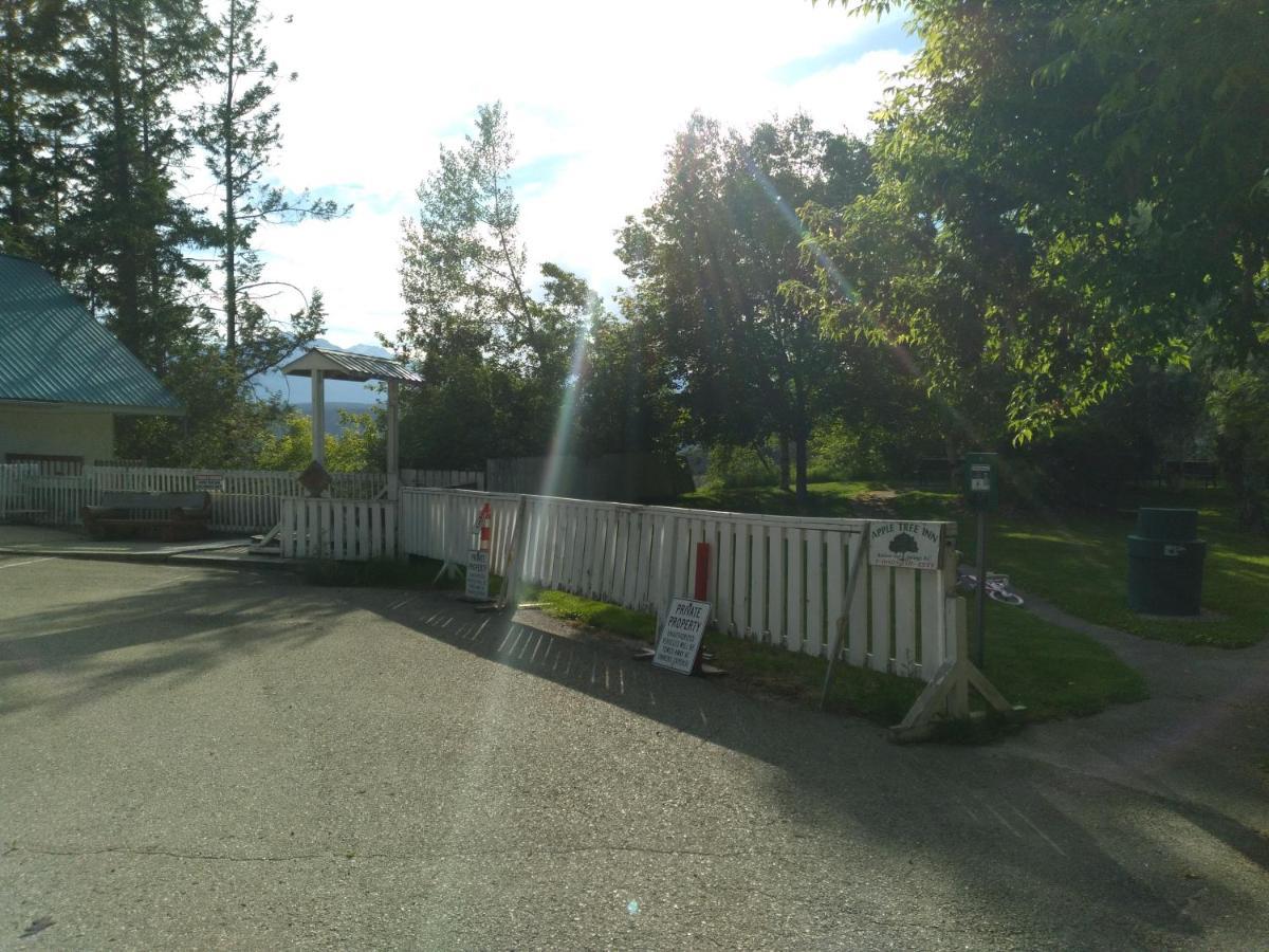Appletree Inn Radium Hot Springs Exterior photo