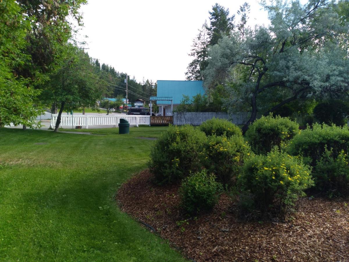 Appletree Inn Radium Hot Springs Exterior photo