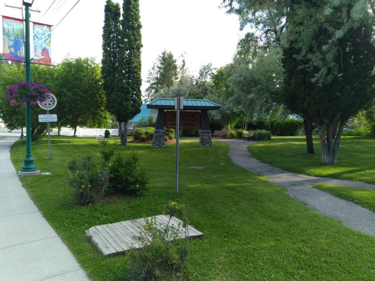 Appletree Inn Radium Hot Springs Exterior photo