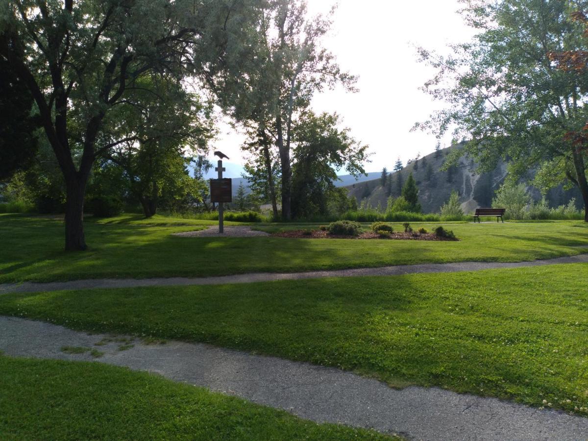 Appletree Inn Radium Hot Springs Exterior photo