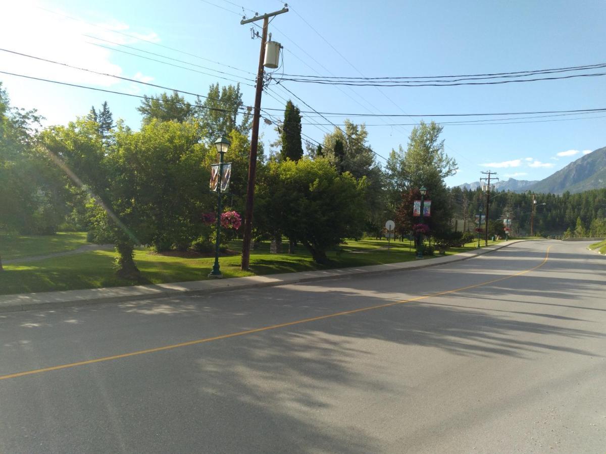 Appletree Inn Radium Hot Springs Exterior photo