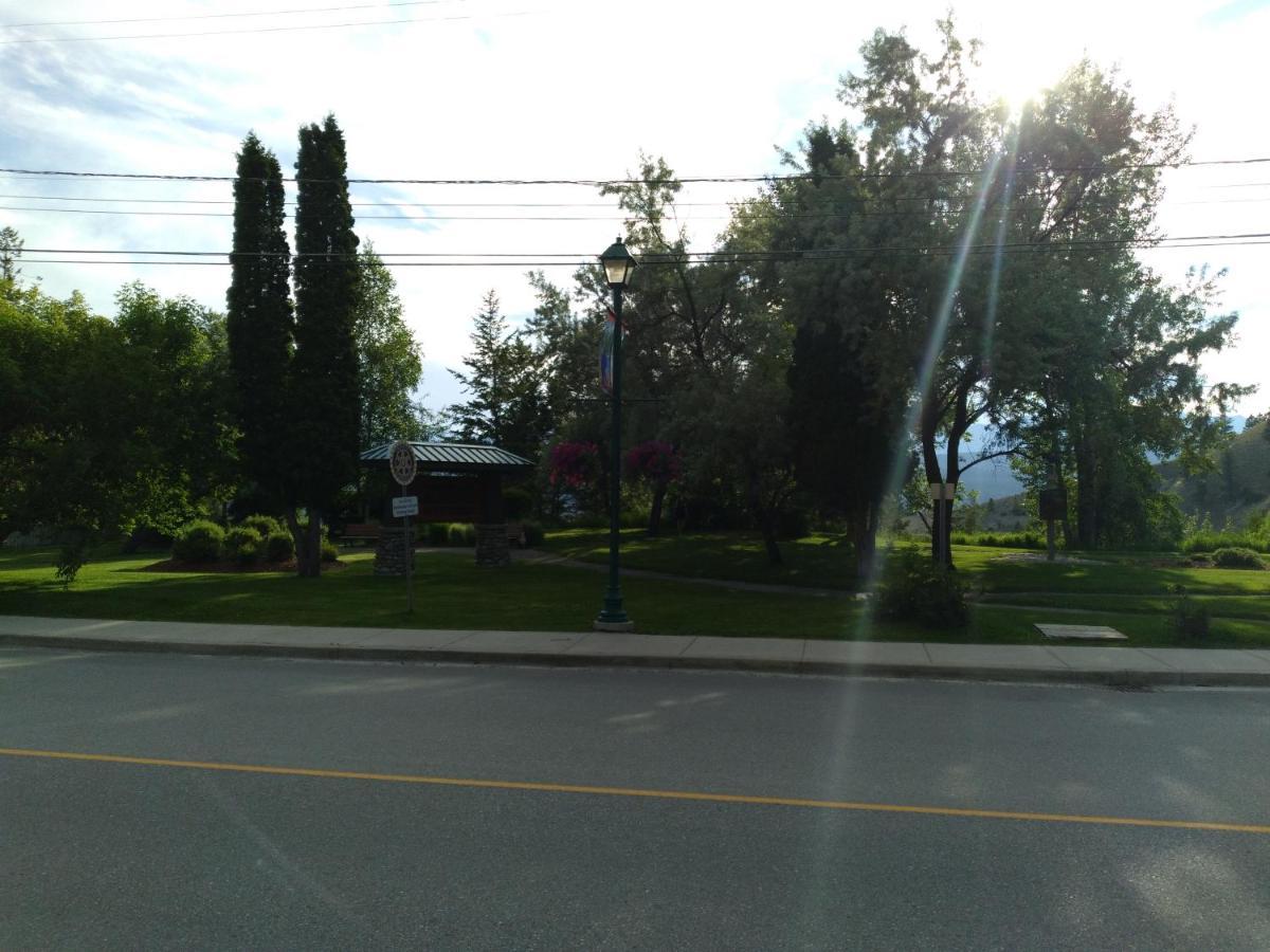 Appletree Inn Radium Hot Springs Exterior photo