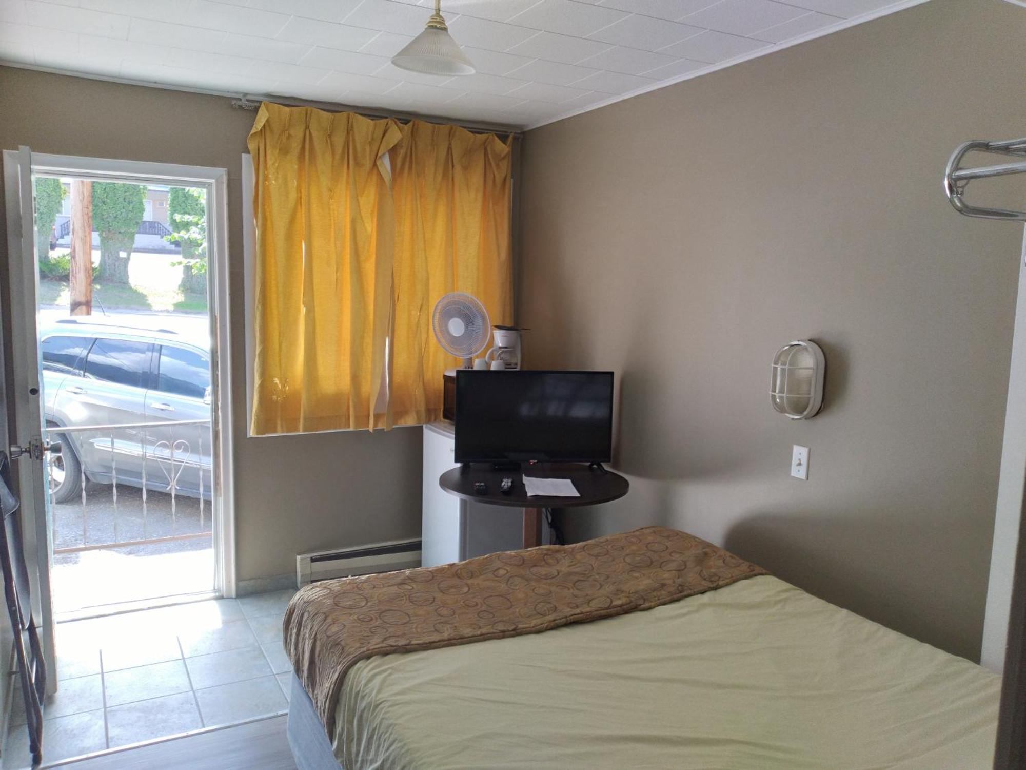 Appletree Inn Radium Hot Springs Room photo