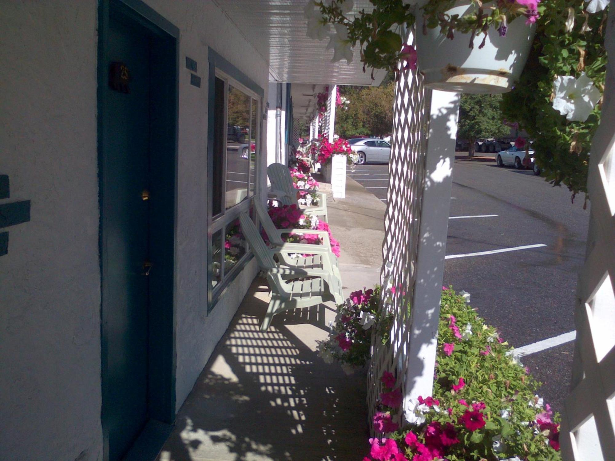 Appletree Inn Radium Hot Springs Exterior photo